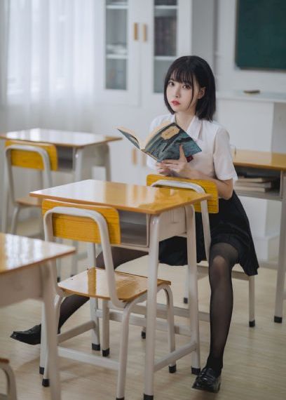 挣扎吧亚当君第一季_十万网红美女美酱